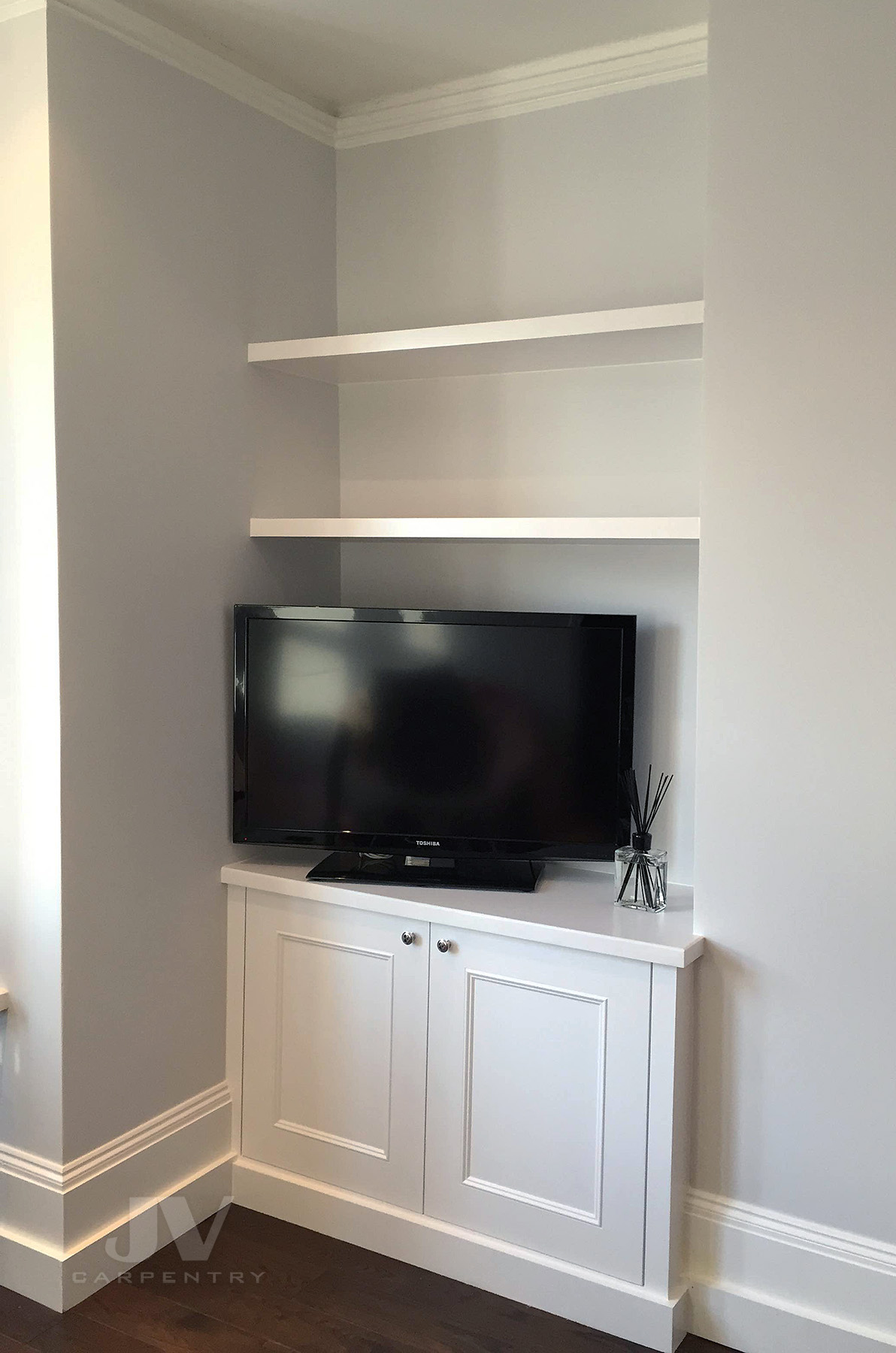 Alcove tv cabinet with floating shelves