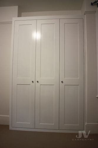 Built-in wardrobe with 3 doors
