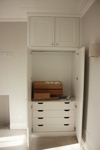 Alcove wardrobe with drawers