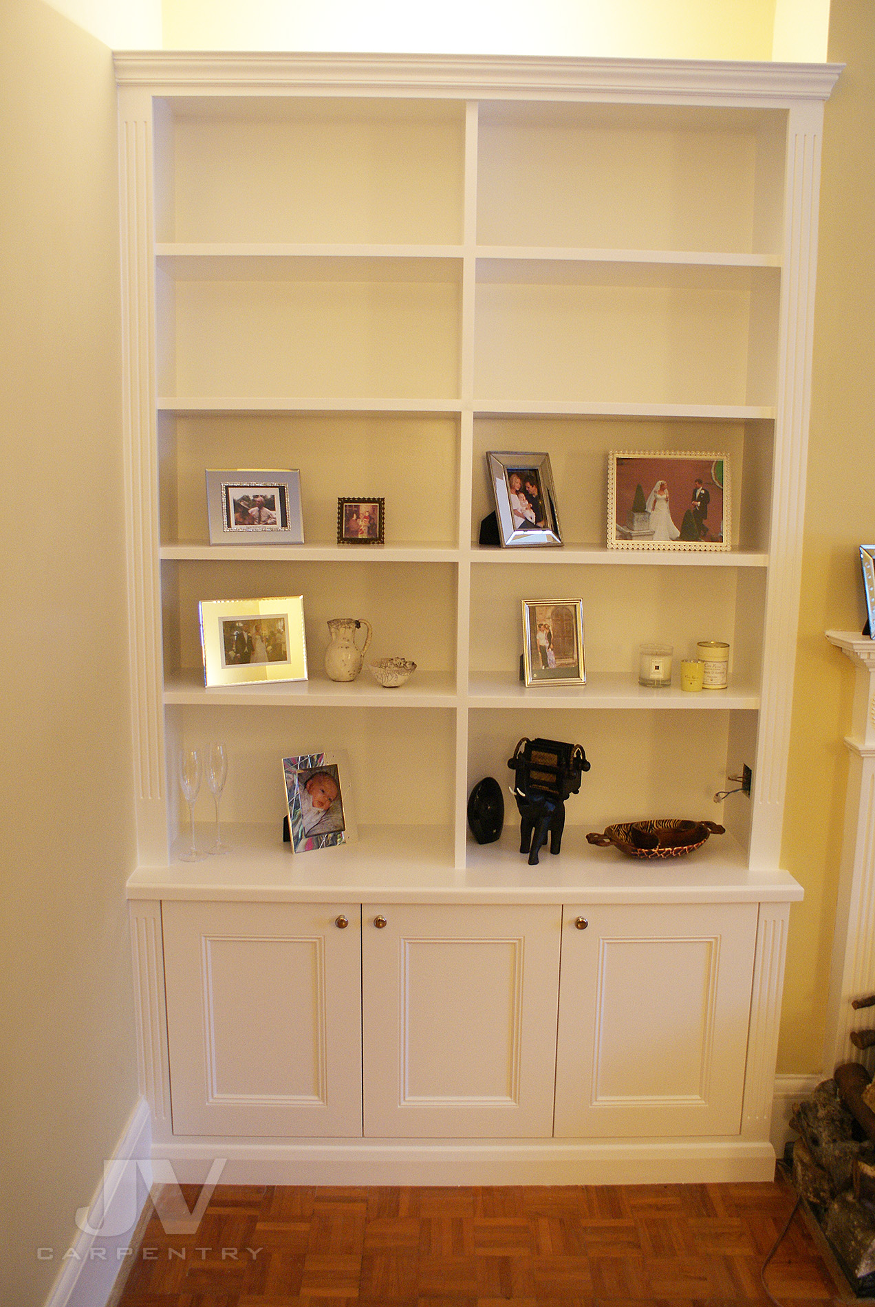 Traditional alcove bookcase idea13